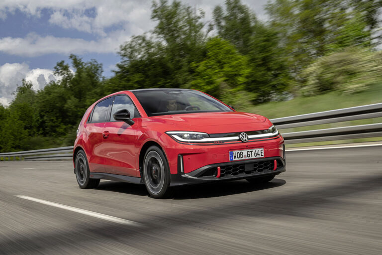 Piros ID. Polo GTI menet közben, a Volkswagen hivatalos sajtófotóján