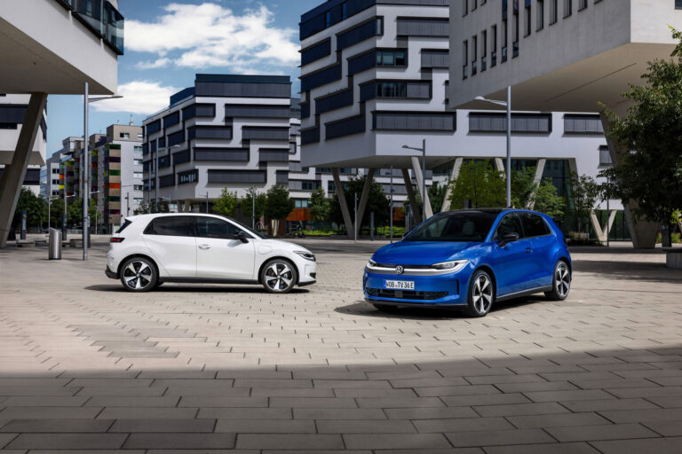Volkswagen ID. Polo visszahívás: két ID. Polo, fehér és kék, a Volkswagen sajtófotóján