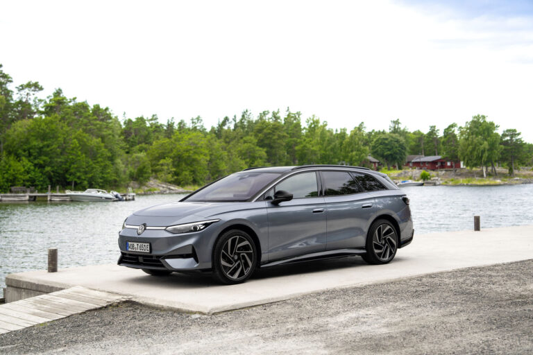 Volkswagen ID. töltés: szürke Volkswagen ID.7 Tourer a tóparton