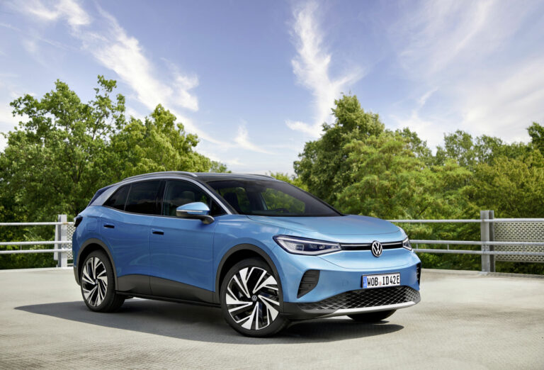 Volkswagen ID visszahívás: kék Volkswagen ID.4 egy parkolóház tetején